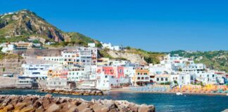 Coronavirus, i Comuni di Ischia corrono ai ripari: vietato l’ingresso sull’isola ai proprietari di seconde case per la settimana di Pasqua