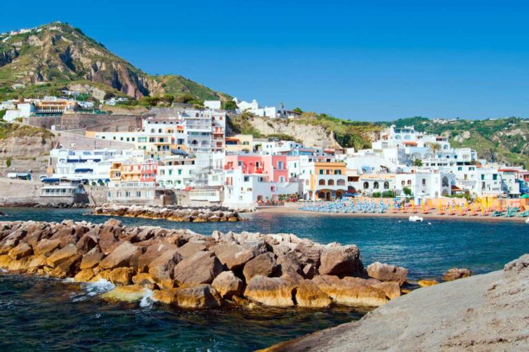Coronavirus, i Comuni di Ischia corrono ai ripari: vietato l’ingresso sull’isola ai proprietari di seconde case per la settimana di Pasqua