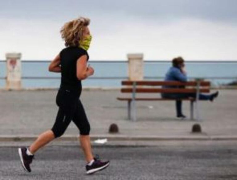 Napoli, via libera al jogging: stamattina sono tornati i runners a via Caracciolo ma con mascherine e mantenendo le distanze