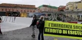Napoli, manifestanti con guanti mascherine a piazza Plebiscito per denunciare l’abbandono delle istituzioni: “Il Governo ha promesso ma non ha mantenuto”