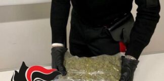 Napoli, a spasso con 860 grammi di marijuana nello zaino: arrestato 27enne