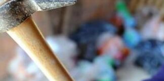 Napoli, minaccia la sorella e la madre con un martello e due cacciaviti: 47enne arrestato per tentata estorsione e maltrattamenti in famiglia