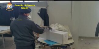 VIDEO Produzione di mascherine senza autorizzazione nel Napoletano: sequestrata fabbrica e1200 pezzi pronti per essere venduti, denunciato il titolare