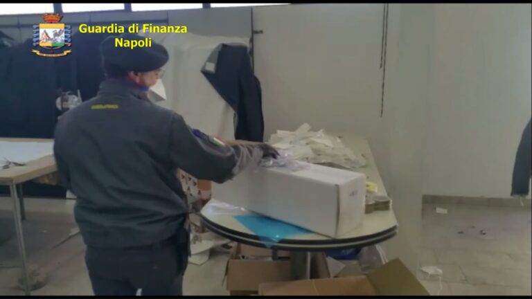 VIDEO Produzione di mascherine senza autorizzazione nel Napoletano: sequestrata fabbrica e1200 pezzi pronti per essere venduti, denunciato il titolare