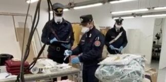 Coronavirus, produzione di mascherine senza autorizzazioni nel Napoletano: 11mila pezzi sequestrati e titolare della ditta tessile denunciata
