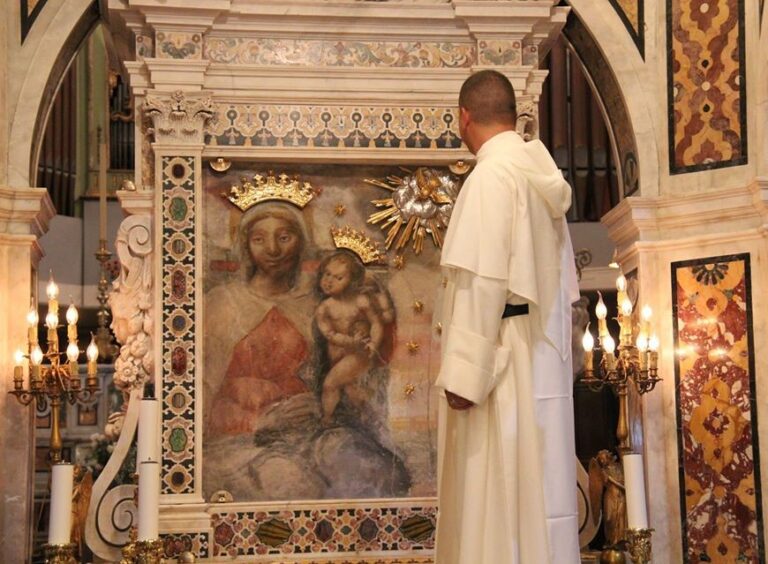 Santuario della Madonna dell’Arco ‘blindato’, a Sant’Anastasia funzione senza il tradizionale pellegrinaggio dei ‘fujenti’: non accadeva da secoli