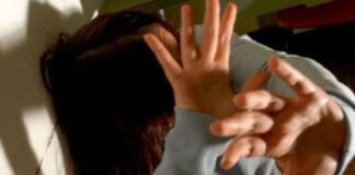 Incredibile violenza in Irpinia, picchia la moglie col manico di un’ascia: 50enne ai domiciliari