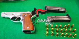 Pistola con matricola abrasa, cartucce e droga nei box auto: ai domiciliari un 54enne e la nipote 26enne del Napoletano