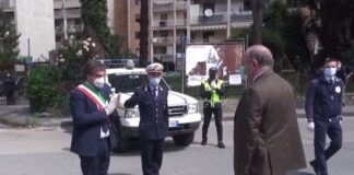 VIDEO Aversa omaggia l’agente scelto Pasquale Apicella, corona di fiori consegnata al commissario Gallozzi. Il sindaco Golia: “Un abbraccio sincero alla famiglia”