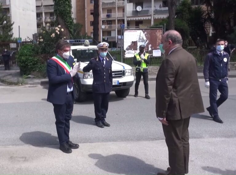VIDEO Aversa omaggia l’agente scelto Pasquale Apicella, corona di fiori consegnata al commissario Gallozzi. Il sindaco Golia: “Un abbraccio sincero alla famiglia”