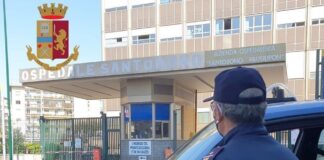 Napoli, corsa in ospedale sull’auto della polizia per salvare un neonato: bambino di appena un mese rianimato e assistito dai medici del Santobono