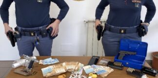 Controlli antidroga nel Casertano, arrestato 63enne: pistola, cocaina e 20mila euro nascosti nel casolare di campagna e in casa