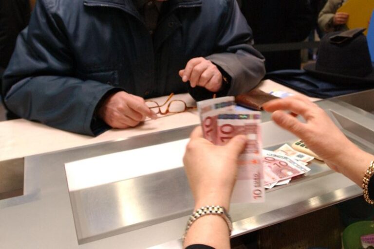 Pensioni in Campania, nuova turnazione in ordine alfabetico: pagamenti dal 27 aprile al 2 maggio. Direttamente a casa per gli ultra 75enni