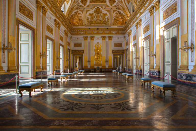 VIDEO Vuole un souvenir della Reggia di Caserta e ruba una mattonella del re, denunciato uomo di Castel Volturno