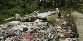 Napoli, rifiuti abbandonati per strada nell’area metropolitana: 50 persone denunciate dalla polizia municipale