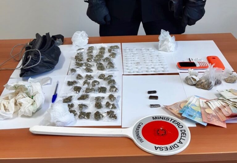 Supermarket ‘ambulante’ della droga nel napoletano: ai domiciliari 67enne trovato con crack, hashish e marijuana