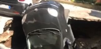 Paura a Casoria, si apre una voragine nel cortile di un condominio in via Diaz: intervengono i vigili del fuoco