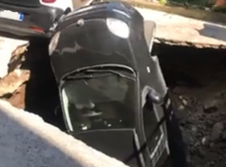 Paura a Casoria, si apre una voragine nel cortile di un condominio in via Diaz: intervengono i vigili del fuoco