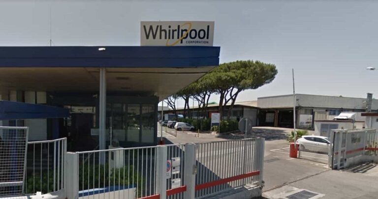 Stabilimento Whirlpool di Napoli, consegnati anche gli occhialini di protezione ai lavoratori: “Ma ancora non sappiamo quale sarà il nostro futuro”