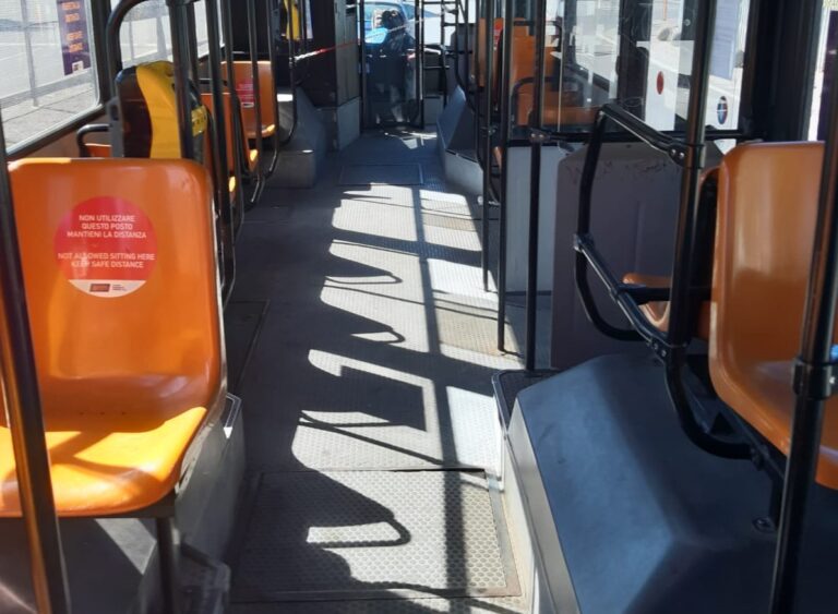 Mascherine e rispetto delle distanze sui bus a Napoli, personale dell’Anm per garantire il rispetto delle regole. L’Usb: “Sperimentazione continui anche dopo la fase emergenziale”