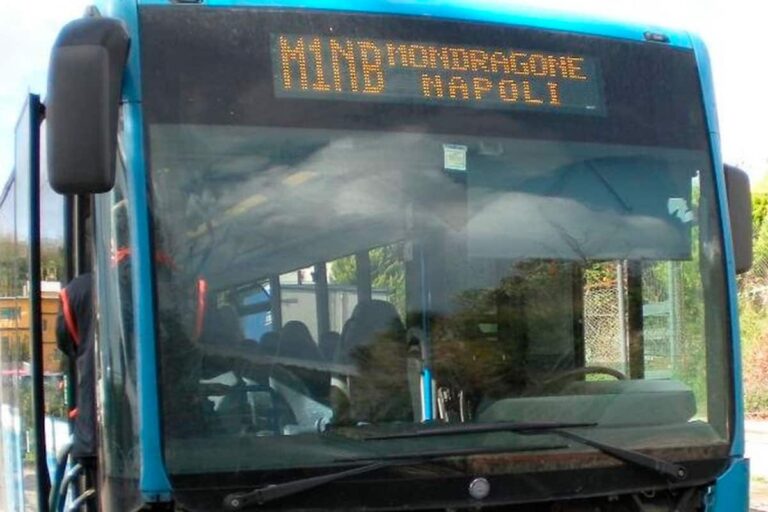 Disagi sulla tratta Napoli-Mondragone, autista salta le fermate per evitare assembramenti e il bus viene bersagliato da lanci di sassi