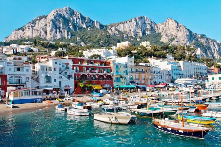 Capri senza acqua potabile per un guasto, il sindaco blocca tutti gli arrivi: “Impossibile garantire servizi”