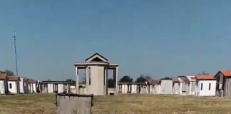 VIDEO Il cimitero-discarica di Casaluce, rifiuti ovunque e lavori senza misure di sicurezza: Tatone e Pagano non hanno rispetto nemmeno per i morti