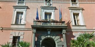 Sant’Arpino, lamenta la violazione del diritto ai buoni spesa e aggredisce un dipendente comunale: scatta la denuncia per il cittadino infuriato