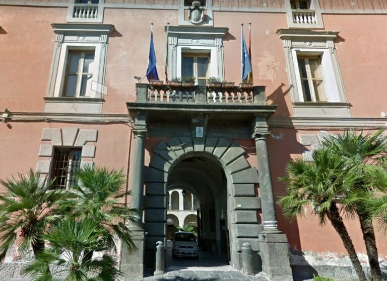 Sant’Arpino, lamenta la violazione del diritto ai buoni spesa e aggredisce un dipendente comunale: scatta la denuncia per il cittadino infuriato