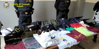 FOTO Lotta alla contraffazione nel Napoletano, sequestrati oltre 2mila capi di abbigliamento pronti per essere venduti online: 6 persone denunciate