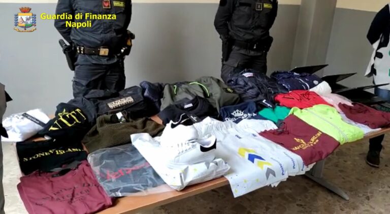 FOTO Lotta alla contraffazione nel Napoletano, sequestrati oltre 2mila capi di abbigliamento pronti per essere venduti online: 6 persone denunciate