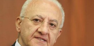 Coronavirus in Campania, parte ufficialmente l’obbligo di utilizzo dei dispositivi di protezione fuori casa: multe salatissime per chi non rispetta le regole. De Luca: “Chi non indossa la mascherina è una bestia”