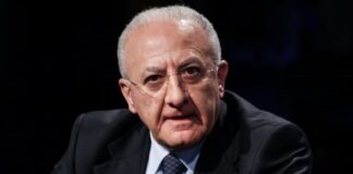 Fase 2 in Campania, De Luca: “Diamo tempo a ristoratori e balneari di prepararsi, apriranno giovedì e non lunedì”