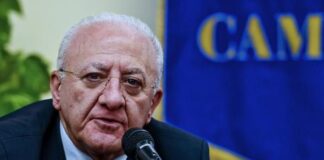 Piano socio-economico della Regione Campania: da domani pagamenti per 20mila autonomi e professionisti. De Luca: “Si va verso la ripresa”