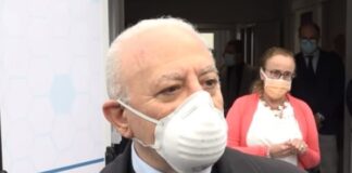 Coronavirus in Campania, De Luca: “Chi porta la mascherina al collo è un imbecille doppio perché si prende il fastidio e non la tutela sanitaria”
