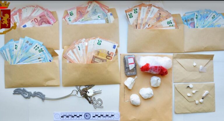 Spaccio di droga a Castel Volturno, cocaina e soldi nascosti in casa: arrestata 48enne napoletana
