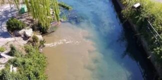 Castellammare, rifiuti speciali sul fiume Sarno: nei guadi tre persone