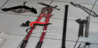 Frattamaggiore, raid notturno al negozio di frutta e verdura: arrestati un 35enne e un 24enne col ‘kit dello scasso’