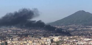 Enorme incendio in zona Gianturco, in fiamme un’area tra i depositi di articoli cinesi: vastissima coltre di fumo sovrasta la città di Napoli