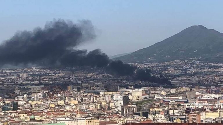 Enorme incendio in zona Gianturco, in fiamme un’area tra i depositi di articoli cinesi: vastissima coltre di fumo sovrasta la città di Napoli
