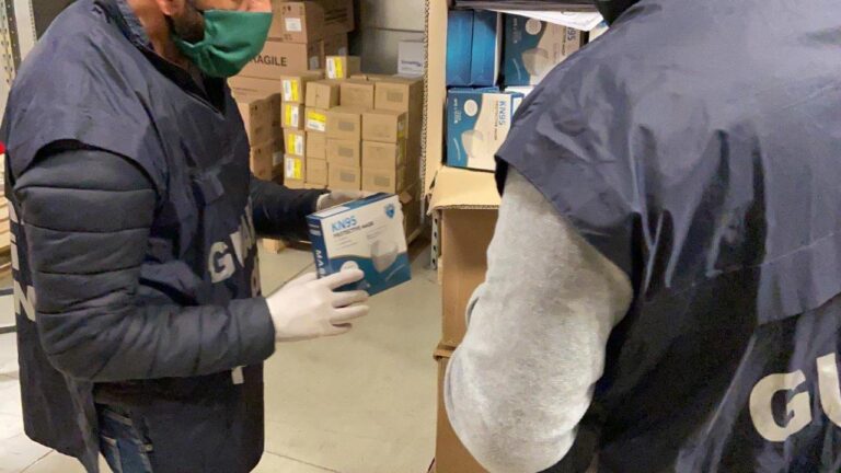 Mascherine senza autorizzazione nei depositi degli ingrossi di prodotti farmaceutici: 22mila pezzi sequestrati dalla guardia di finanza nel Casetano