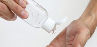 Gel igienizzante pericoloso venduto online e in alcuni negozi del Salernitano: sequestrati 10mila flaconi di prodotto