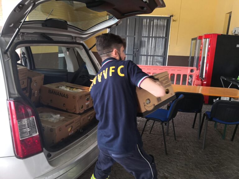 Operazione solidale a Giugliano, benefattore anonimo dona 500 chili di frutta  ai cittadini: grande impegno dei volontari della Protezione Civile nella distribuzione ai più bisognosi