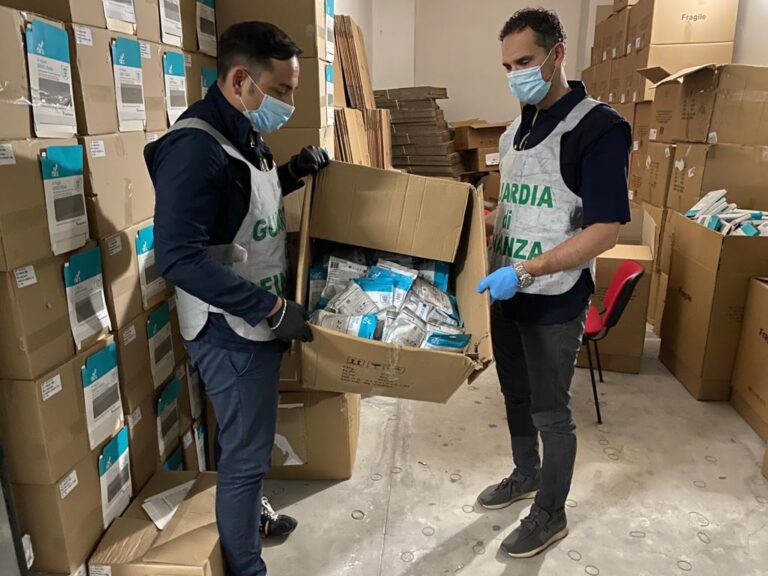 Dispositivi di protezione pericolosi e senza alcuna autorizzazione: solo nell’ultima settimana sequestrate 110mila mascherine contraffatte nel Casertano