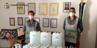 Blitz della guardia di finanza, gel igienizzante e mascherine senza autorizzazioni prodotti e venduti nel Napoletano: nuovo sequestro a Ischia