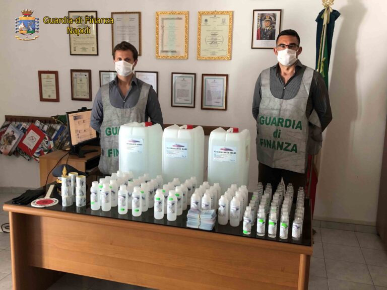 Blitz della guardia di finanza, gel igienizzante e mascherine senza autorizzazioni prodotti e venduti nel Napoletano: nuovo sequestro a Ischia