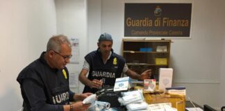 Emergenza Covid, dispositivi di protezione senza certificazione: altre 56mila mascherine ‘pezzottate’ sequestrate a Napoli