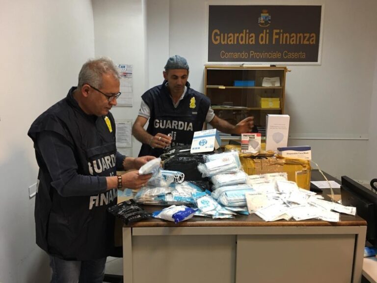 Emergenza Covid, dispositivi di protezione senza certificazione: altre 56mila mascherine ‘pezzottate’ sequestrate a Napoli