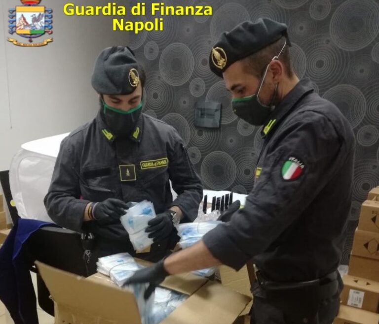 Non si ferma la produzione e il commercio di mascherine contraffatte: altri 6mila pezzi sequestrati nel Napoletano