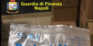 Covid, a Napoli corteo anti-restrizioni: «Tamponi e mascherine Ffp2 siano gratuiti»